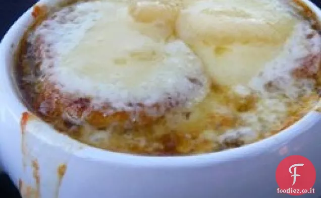 Zuppa di cipolle francese in stile ristorante