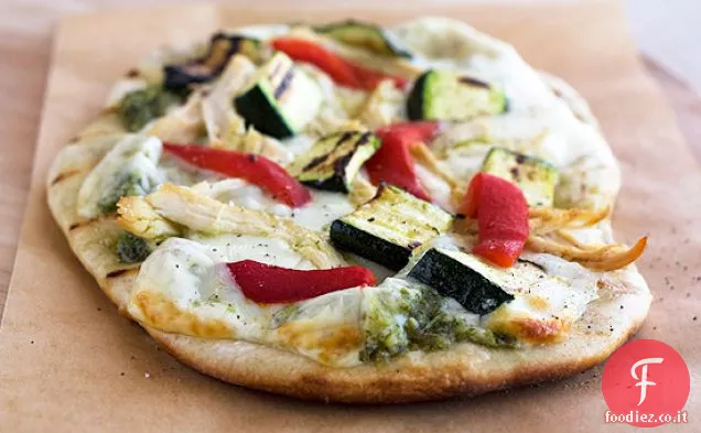 Pizze alla griglia con pollo, Zucchine, Peperoni arrostiti e pesto