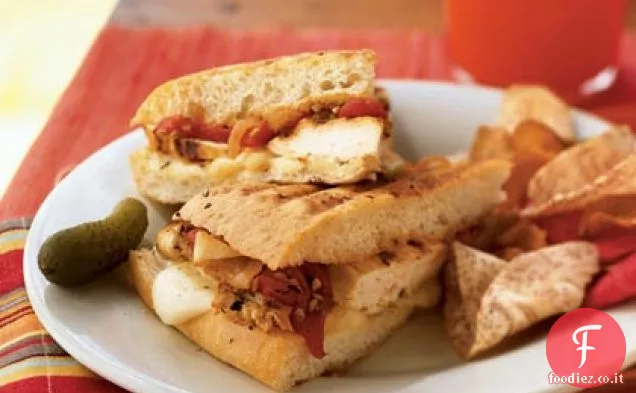 Pollo alla griglia e panini al peperoncino arrosto con Fontina