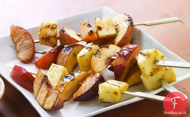 Kabobs di frutta alla griglia con salsa cremosa al miele