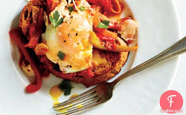 Uova in camicia in salsa di pomodoro con cipolle e peperoni