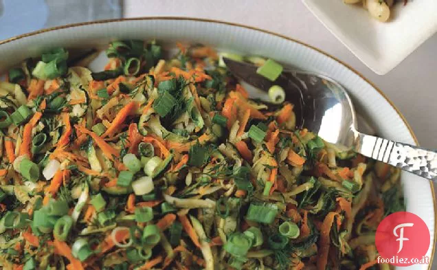Zucchine e carote con cipolle verdi e aneto