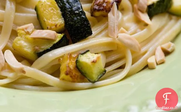 Pasta Cremosa Con Zucchine Arrostite, Mandorle e Basilico