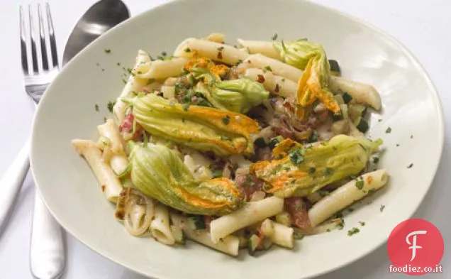 Pasta con Zucchine, Fiori di Zucca e Cipolla Caramellata