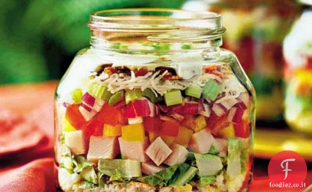 Insalata di pane di mais e tacchino a strati