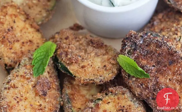 Chips di zucchine fritte senza glutine con salsa di lime e menta