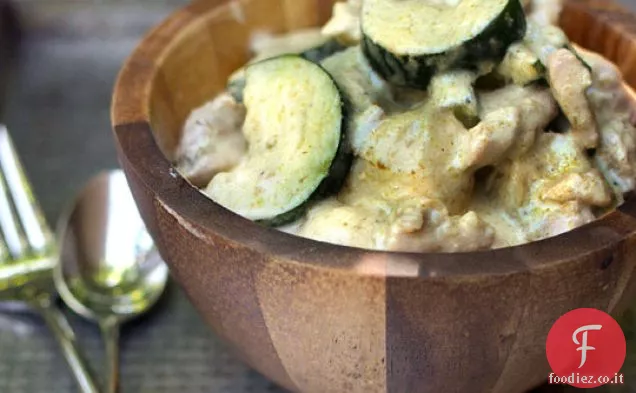 Curry di cocco verde tailandese con pollo e zucchine