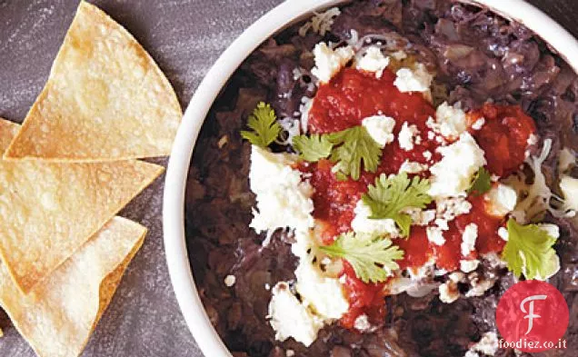 Tuffo di fagioli neri Chipotle con chip di mais