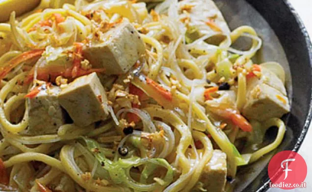 Tagliatelle spesse e sottili saltate in padella con verdure e tofu (Pancit)