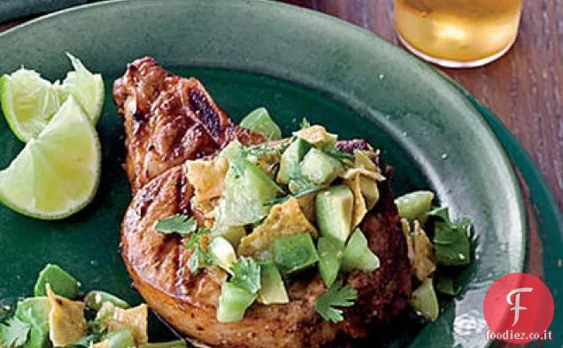 Filetto di maiale alla griglia strofinato con spezie con patate dolci e scalogno