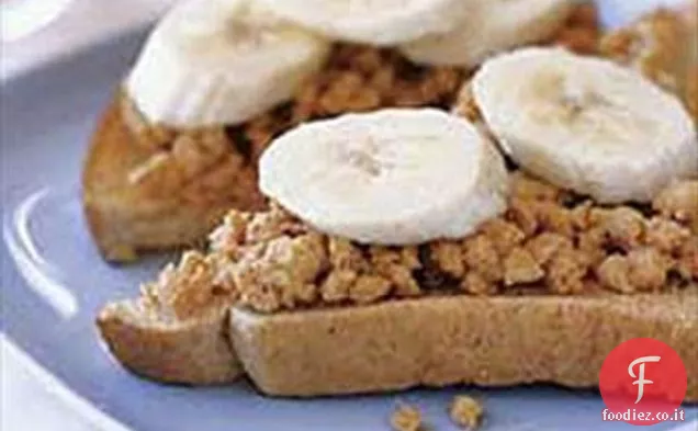 Pane tostato croccante al burro di arachidi e banana