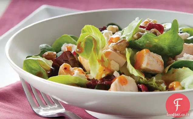 Insalata di mirtilli rossi, feta e noci tostate