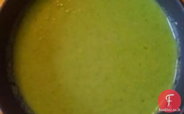 Semplice sano zuppa di piselli verdi