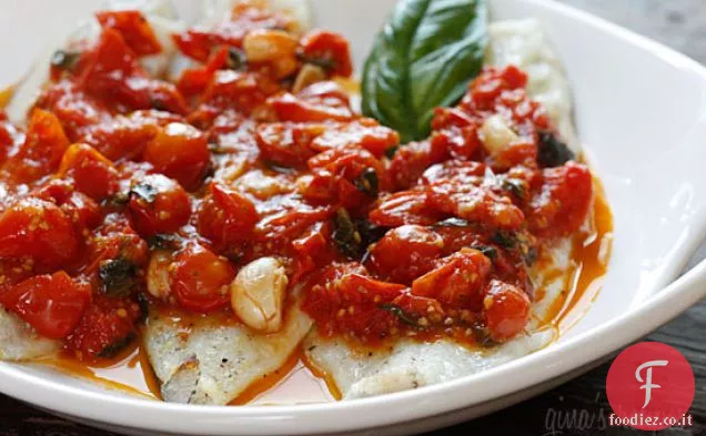 Pesce alla griglia con salsa di pomodoro d'uva estiva