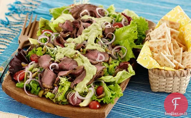 Insalata di bistecca alla griglia con salsa cremosa di avocado