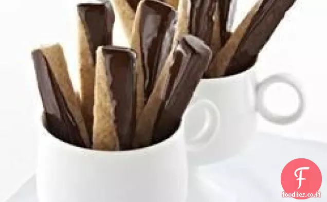 Biscotti di pasta frolla con zucchero di canna intinto al cioccolato