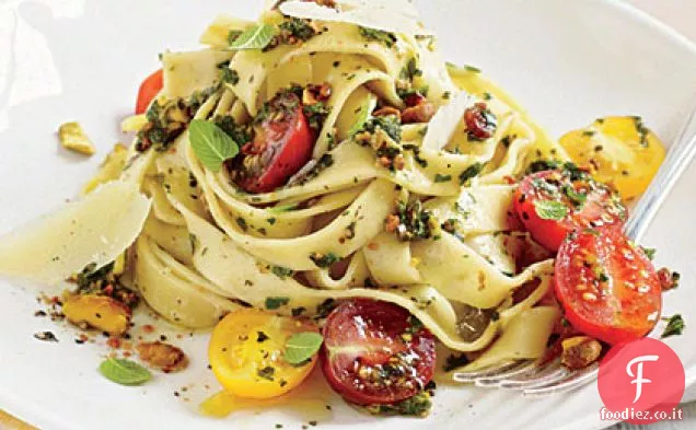 Fettuccine al Pesto di Pistacchio e Pomodoro