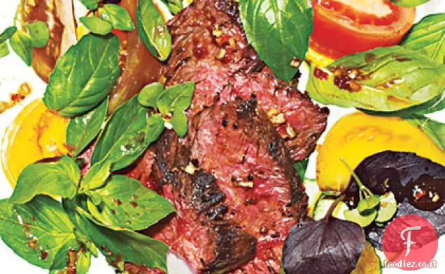 Insalata piccante di basilico e manzo