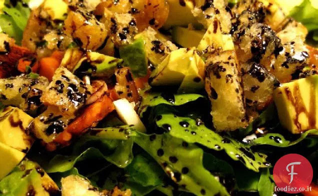 Un pasto facile di 30 minuti: insalata di rucola con avocado e pesce saltato con olive e pomodori
