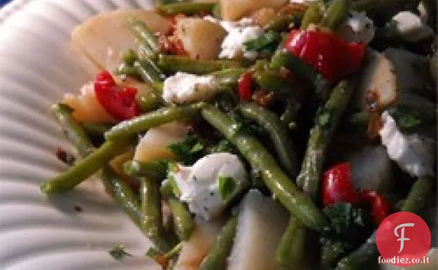 Insalata calda di fagioli verdi e patate con formaggio di capra