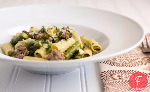 Rigatoni con Salsiccia, Carciofi e Asparagi