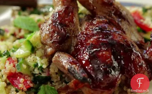 Quaglia alla griglia con salsa barbecue melograno-arancia e Tabouli con quinoa e cavolo tritato