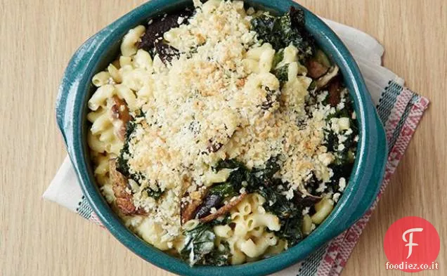 Maccheroni al forno cremosi e formaggio con cavoli e funghi