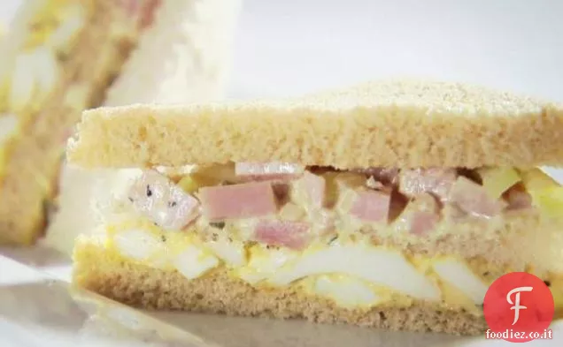 Panini al tè con prosciutto e uova