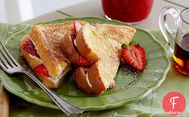 Toast alla francese farcito con crema di formaggio alla fragola