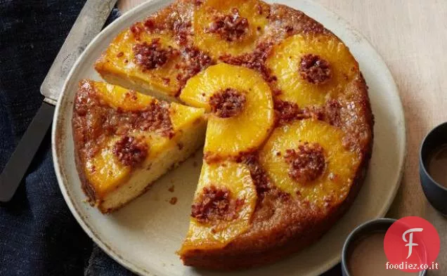 Torta a testa in giù con pancetta e ananas