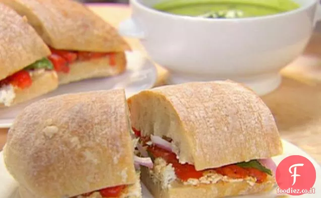 Panini al pepe arrosto e formaggio di capra