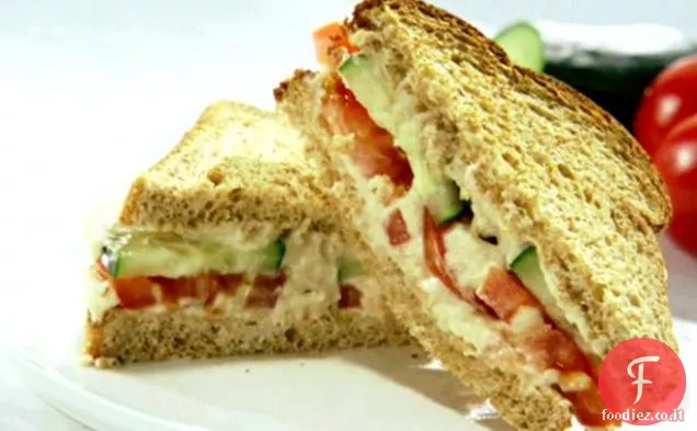 Panino al cetriolo e pomodoro con hummus di fagioli bianchi all'aglio