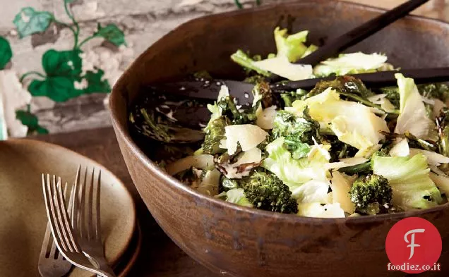 Insalata di scarola e broccoli arrostiti con condimento di acciughe