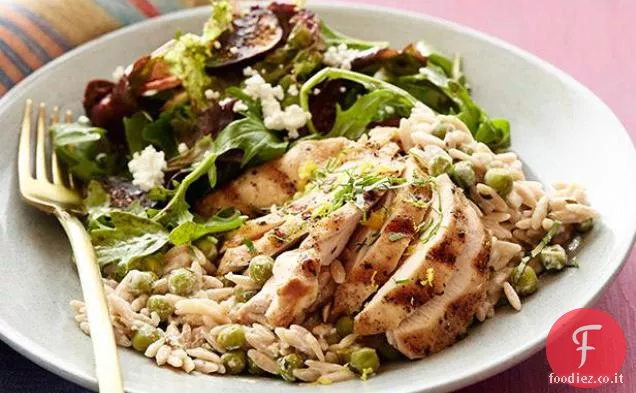 Orzo cremoso al limone e pepe con insalata di pollo e fichi