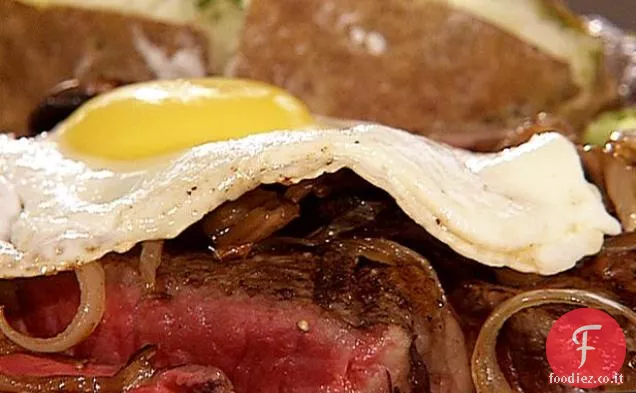 Birra marinata Bistecca T-Bone, cipolle saltate e funghi, condita con un uovo fritto