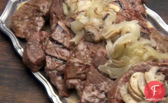 Molto rumore per le bistecche di manzo ai funghi in camicia in birra