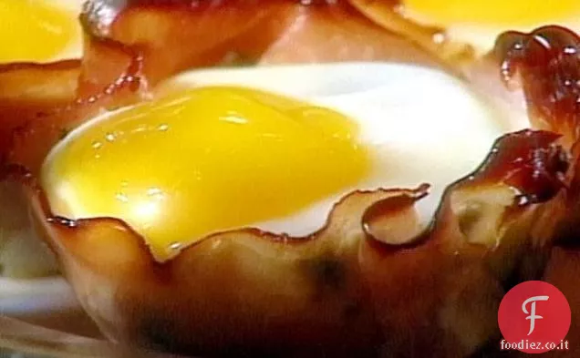 Uova al forno e funghi in patatine di prosciutto