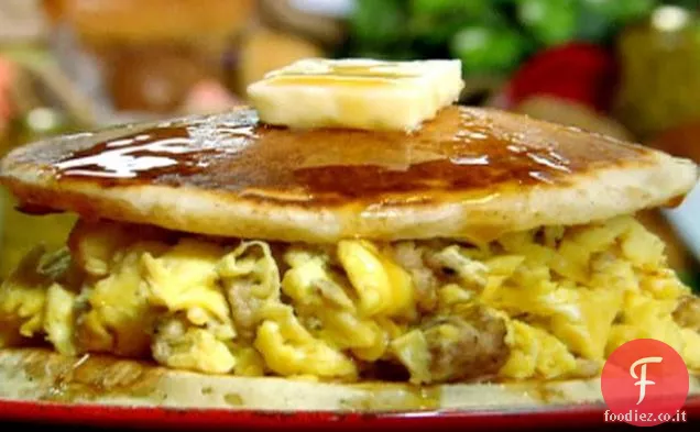 Panino all'uovo con frittella di salsiccia