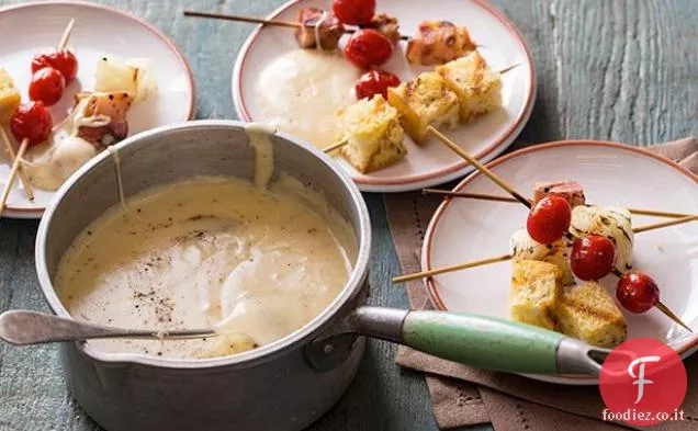 Fonduta di Cheddar invecchiato con pomodori grigliati, pancetta e cipolle