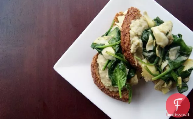 Panino con carciofi, spinaci e fagioli bianchi