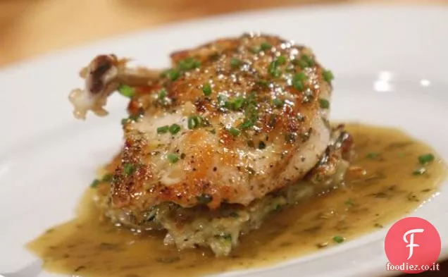 Petto di pollo scottato in padella con jus alle erbe e hash di patate e verdure