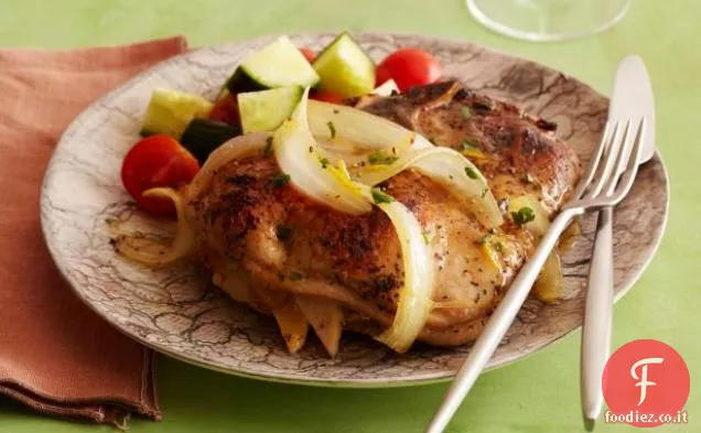 Braciole di maiale ripiene di mele e cipolle con sugo di arancia e ananas