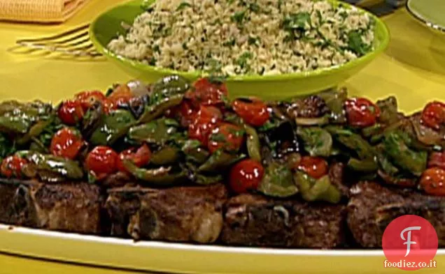 Costolette di agnello speziate su peperoni saltati e cipolle con Couscous all'aglio e menta