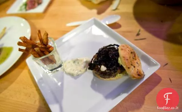 Hamburger di agnello con Cipolle Rosse Caramellate, Mayoli e Feta
