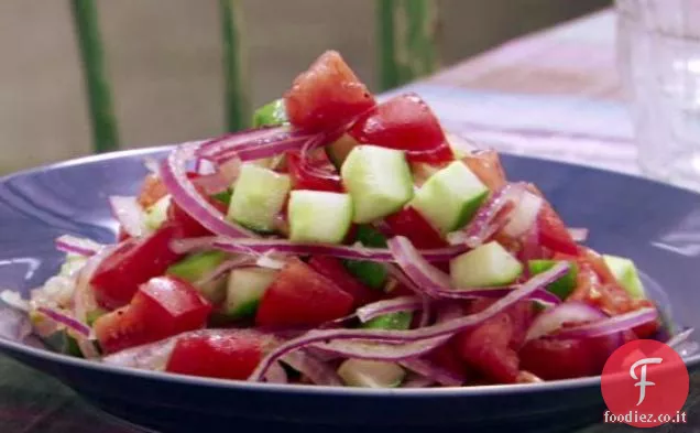 Insalata di cetrioli, pomodori e cipolle rosse