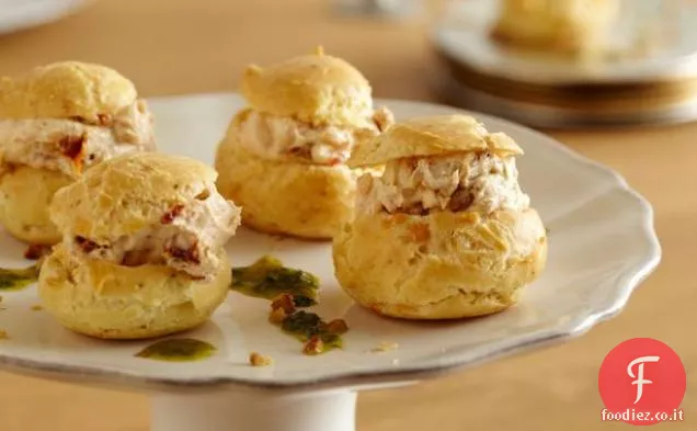 Formaggio di capra e Profiteroles pomodori secchi con olio di erbe