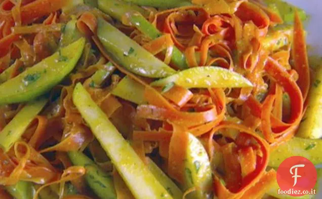 Insalata di carote e pere rasate con vinaigrette al curry
