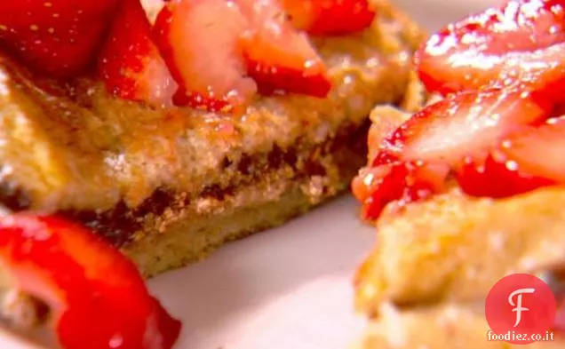 Toast alla francese ripieni di cioccolato e fragole