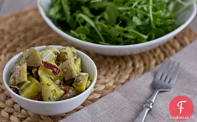 Insalata di patate al pesto con cuori di carciofi e pomodori secchi