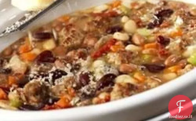Abbondante stufato di fagioli misti con salsiccia